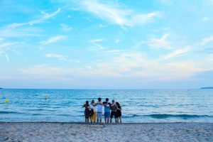 L'équipe Plezi au bord de la mer lors du Plezi Sun