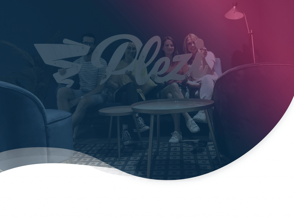 L'équipe marketing de Plezi présentant le nouveau logo